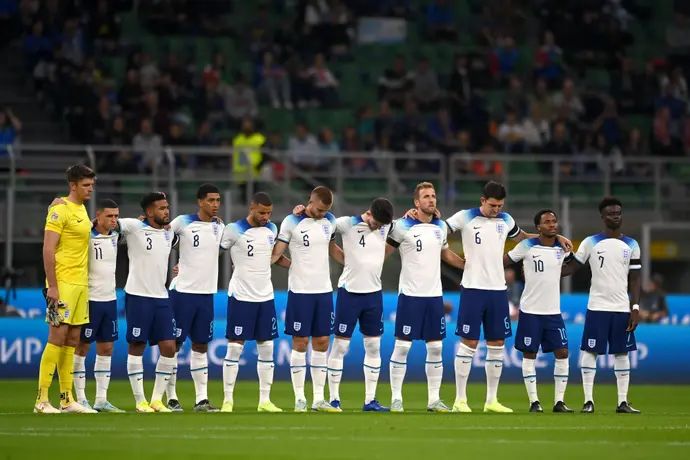 שחקני נבחרת אנגליה עומדים דקת דומיה אחרי מותה של המלכה אליזבת