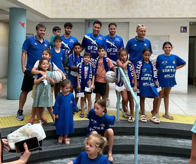 שחקני בני הרצליה בפעילות עם משפחות מעוטף עזה