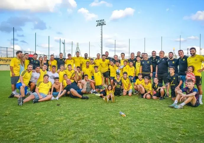 שחקני וצוות מכבי נתניה עם ילדי עוטף עזה