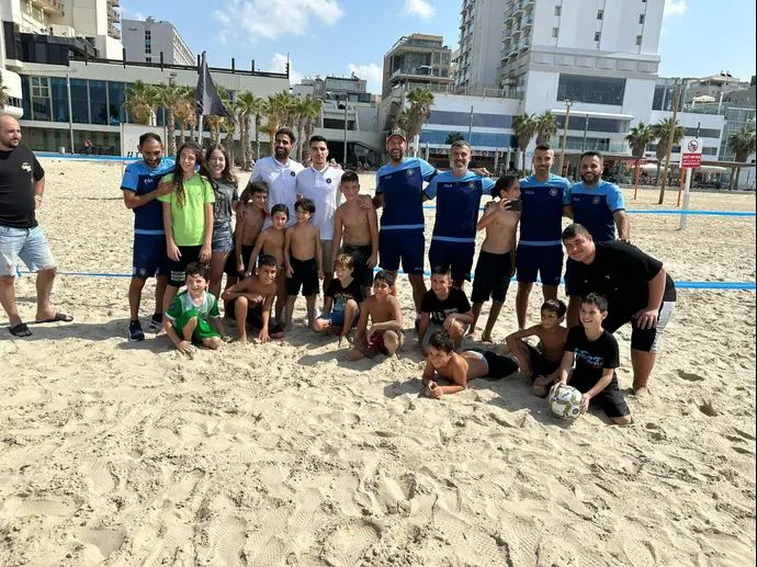 שחקני מכבי תל אביב עם ילדים מיישובי עוטף עזה