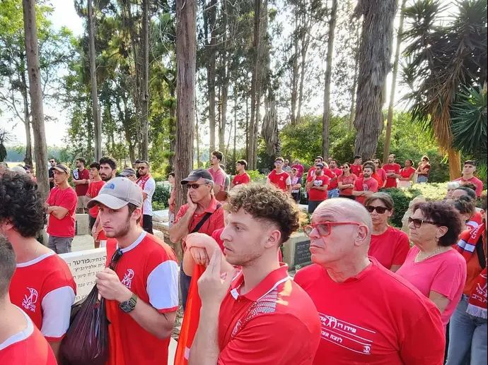 שחקן הפועל תל אביב תל אביב גיל בני בהלווית עידן רז