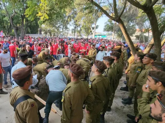 חיילי גולני בהלווית עידן רז