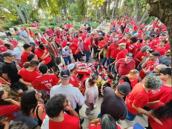 אוהדי הפועל תל אביב בהלוויית עידן רז