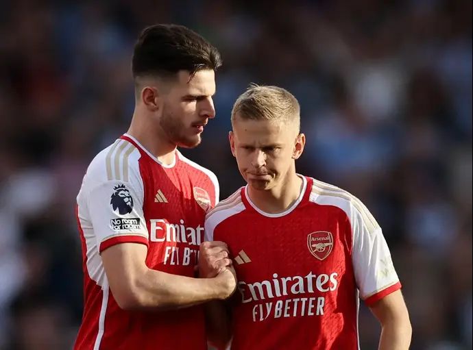 שחקן ארסנל אולכסנדר זינצ'נקו עם דקלן רייס