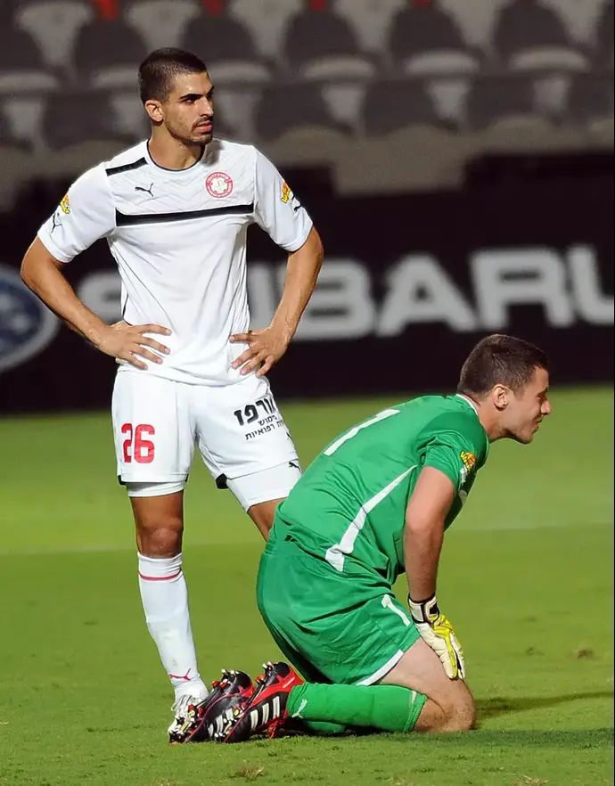 שוער הפועל רמת גן, איתי ארקין, לצד שחקן הקבוצה, יוגב בן סימון