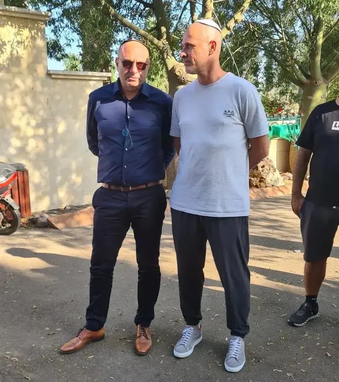 אבי נמני עם יו"ר ההתאחדות לכדורגל שינו זוארץ בהלוויה של ליאור אסולין