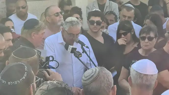 ראש עיריית רעננה חיים ברוידא בלוויה של ליאור אסולין ז"ל
