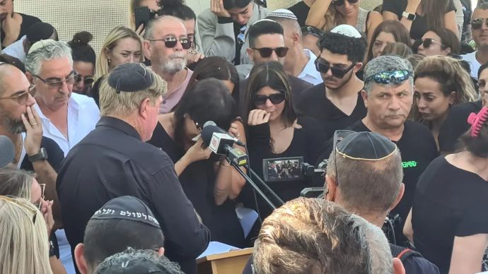 גרושתו של ליאור אסולין ז"ל, מורן, סופדת בהלוויה