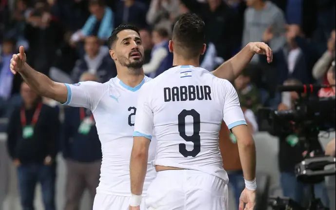 בירם כיאל עם מונס דאבור שחקני נבחרת ישראל