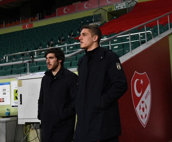 ניקולו זאניולו (מימין) עם סנדרו טונאלי שחקני נבחרת איטליה, מרץ 2022