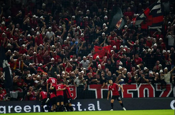 יאסיר אסאני ושחקני נבחרת אלבניה חוגגים