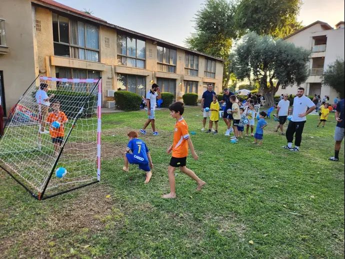 ילדי עוטף עזה משחקים עם שחקני א.ס. רמת השרון