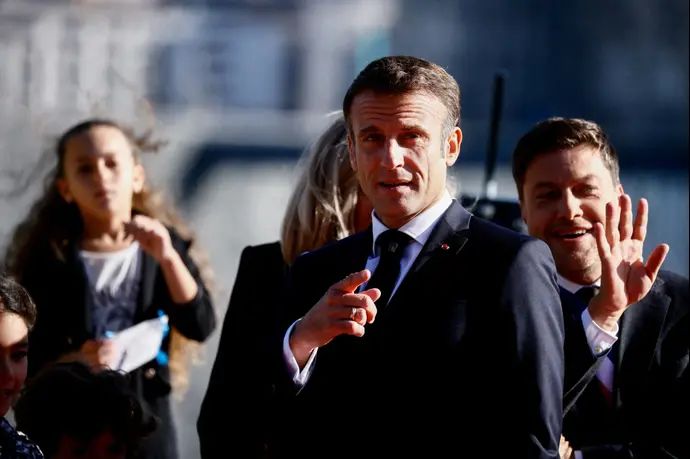 נשיא צרפת עמנואל מקרון ממתין לפגישה עם האפיפיור פרנציסקוס במארסיי, צרפת, 23 בספטמבר 2023