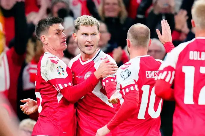 שחקני נבחרת דנמרק חוגגים עם יונאס וינד (במרכז)