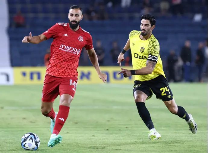 שחקן בית"ר ירושלים אופיר קריאף מול שחקן הפועל תל אביב חוסה רודריגס