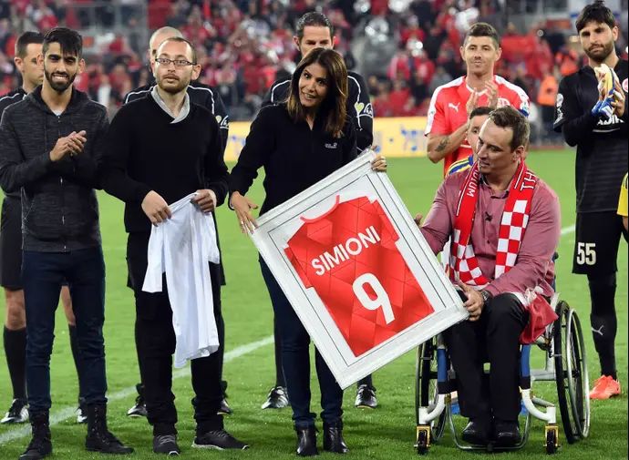 אלונה ברקת בעלי הפועל באר שבע (אמצע) עם לאנדרו סימיוני