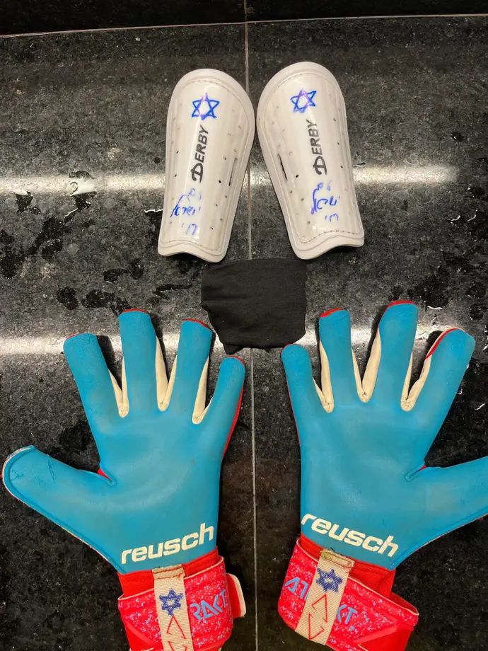 תומר הרן, שוערה הישראלי של קבוצת סרו לארגו מהליגה הראשונה באורוגוואי, עלה אתמול למשחק מול מונטוידאו וונדרסס עם ככפות מעוטרות במגני דוד שצייר בעצמו