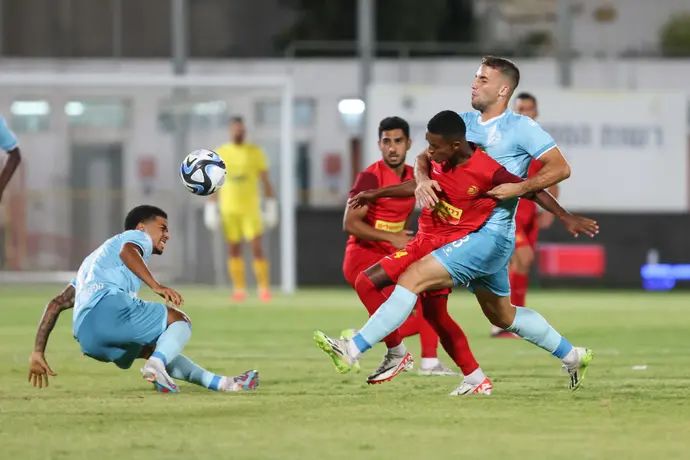 נועם מוצ'ה שחקן מ.ס. אשדוד בין אביאל זרגרי, עידן טוקלומטי שחקני מכבי פתח תקוה