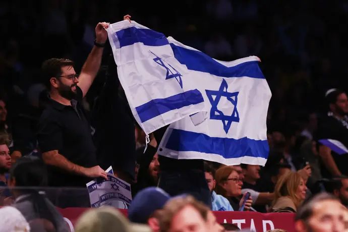 אוהדים עם דגל ישראל במשחק של מכבי רעננה אצל ברוקלין נטס