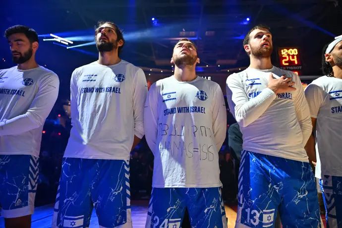 שחקני מכבי רעננה עם חולצת "יחד ננצח"