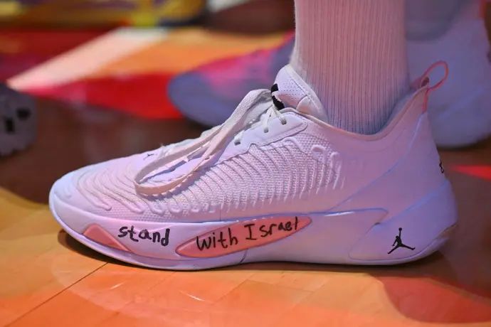 הנעליים של מכבי רעננה אורי חי