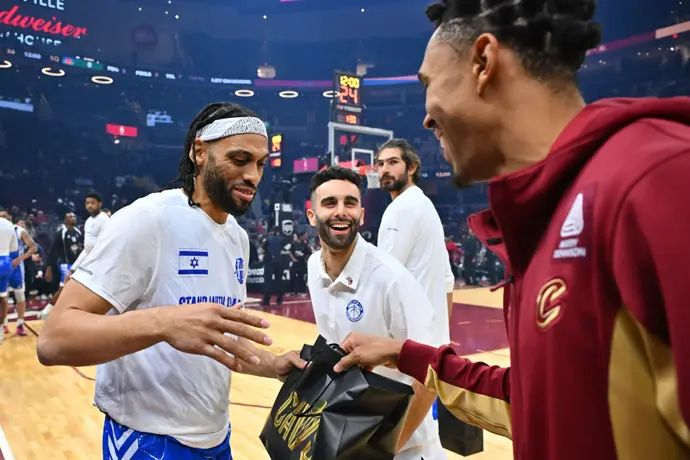 שחקן מכבי רעננה ג'ייסון סיגרס עם שחקן קליבלנד קאבלירס זאיר סמית'