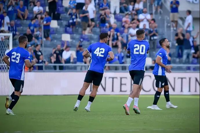 שחקני הפועל פתח תקוה בחימום