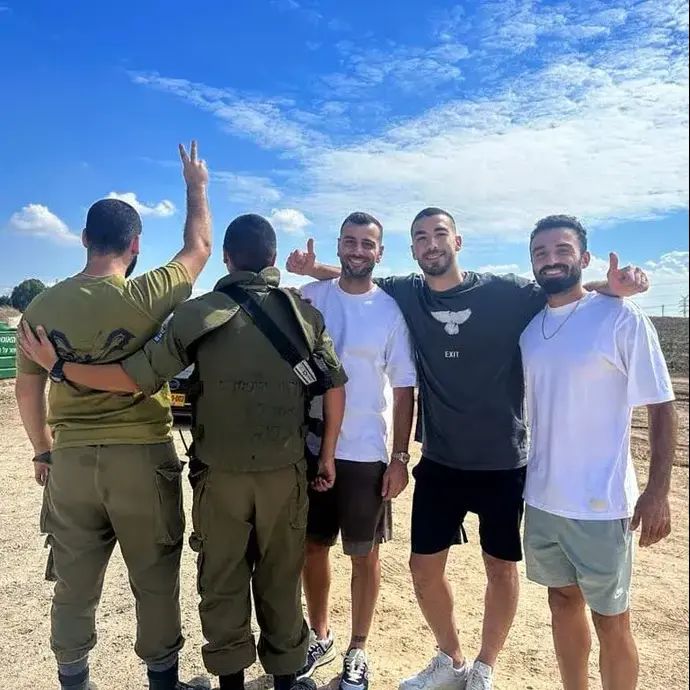 שחקני מ.ס. אשדוד טום בן זקן, שלומי אזולאי, מיכאל אוחנה עם חיילים