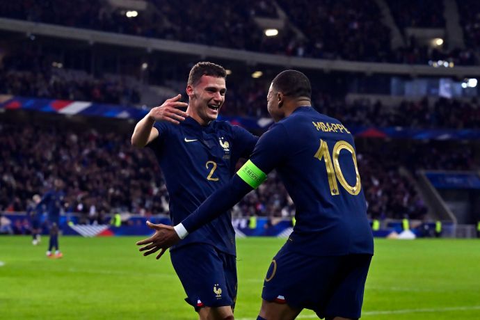 בנז'מן פבאר, שחקן נבחרת צרפת חוגג עם קיליאן אמבפה