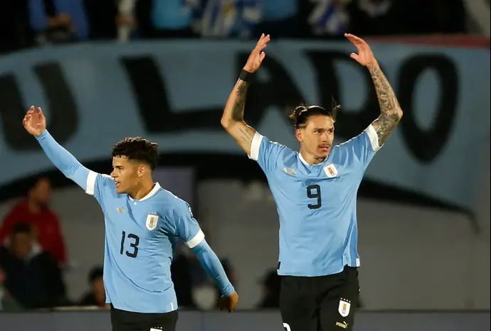 דרווין נונייס חוגג אחרי שכבש במדי נבחרת אורוגוואי מול ברזיל