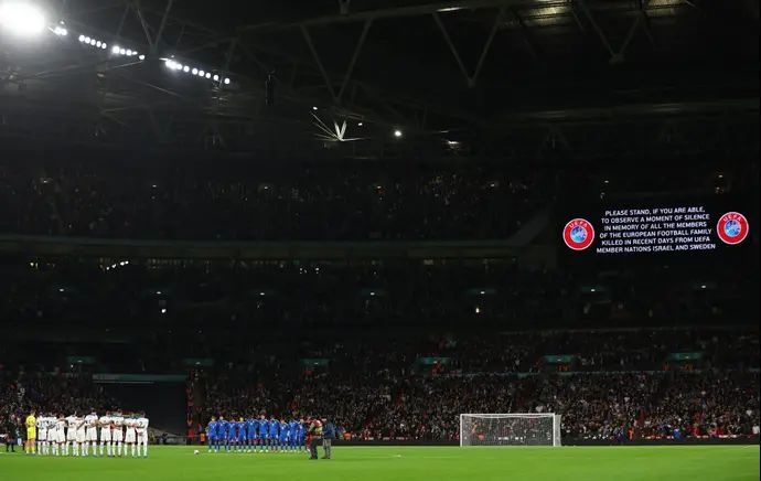 שחקני נבחרת אנגליה ונבחרת איטליה עומדים דקת דומיה באצטדיון וומבלי