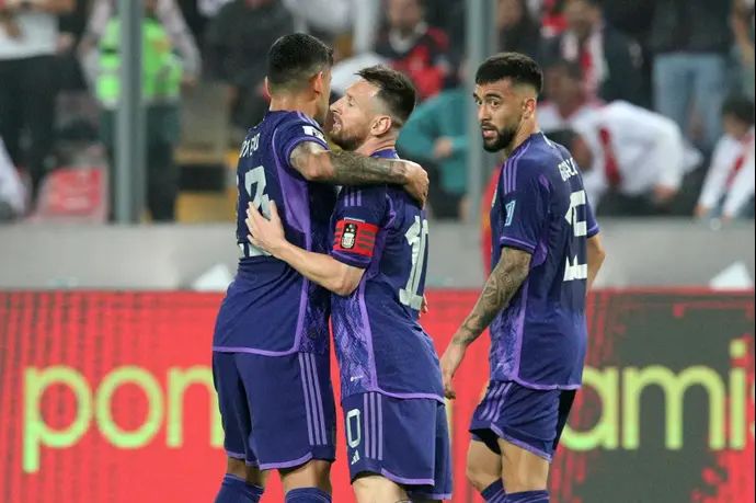 ליאונל מסי חוגג במדי נבחרת ארגנטינה מול פרו