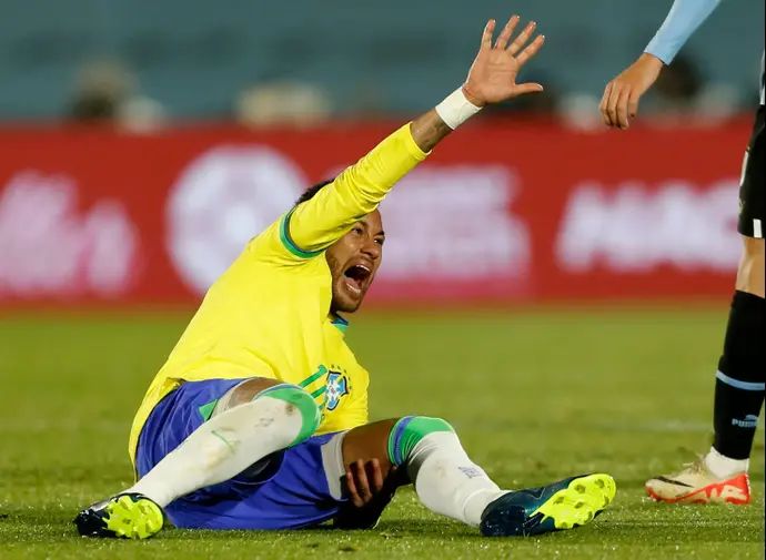 ניימאר נפצע במהלך המשחק של נבחרת ברזיל באורוגוואי
