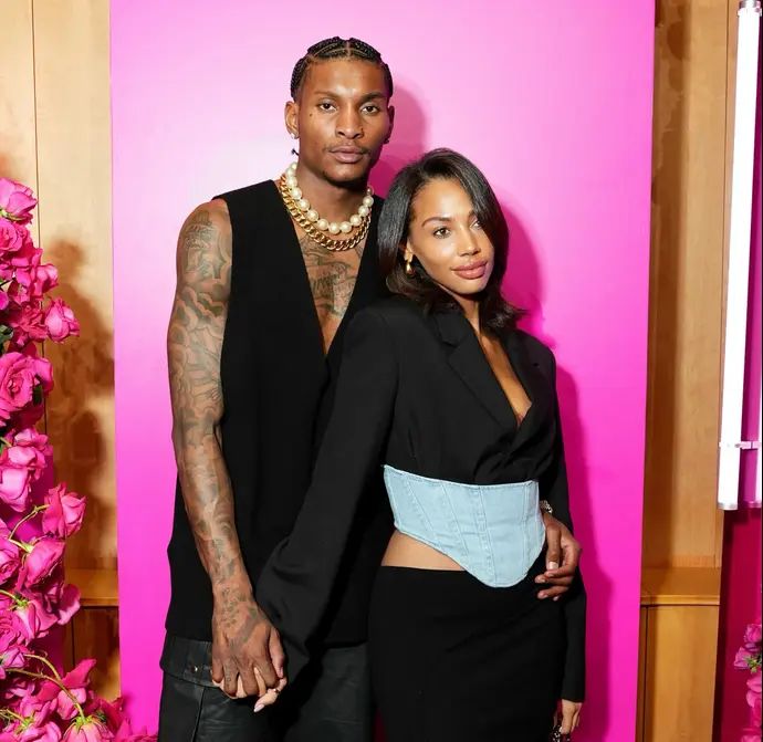 קווין פורטר ג'וניור לצד קייסרי גונדרזיק, שחקנית WNBA לשעבר