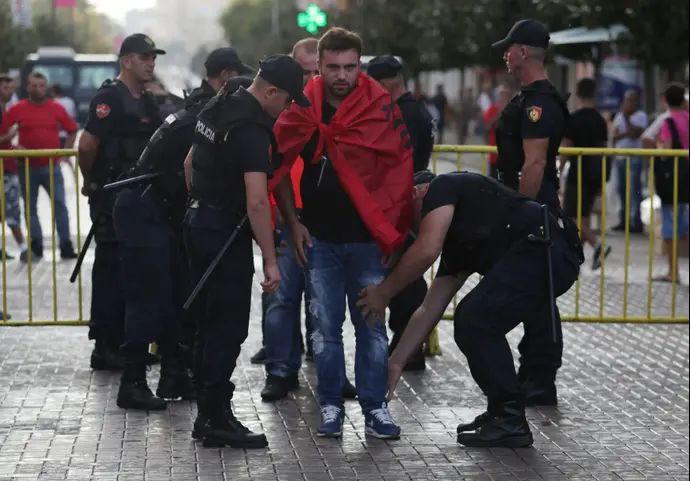 אוהד של נבחרת אלבניה נבדק לפני המשחק מול נבחרת ישראל