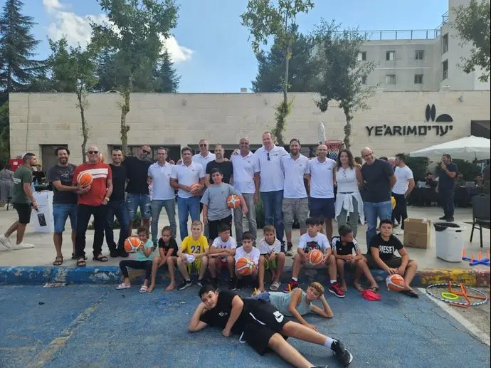 שחקני נבחרת הוותיקים עם ילדי העוטף