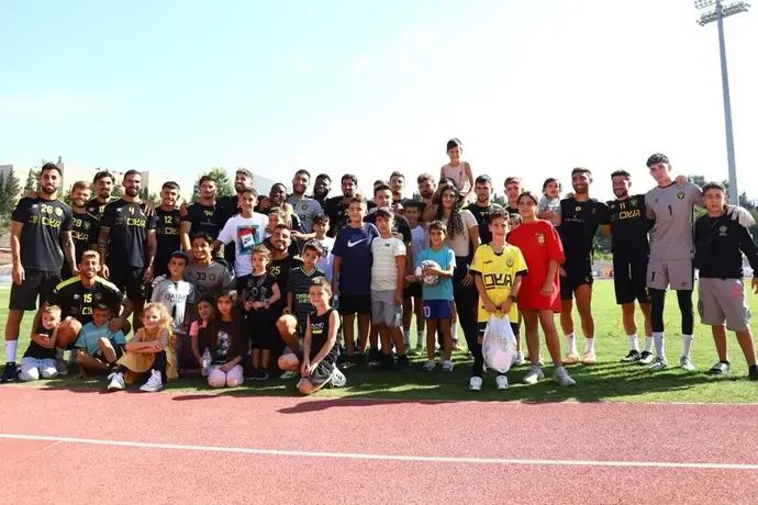 שחקני בית"ר ירושלים עם ילדי העוטף