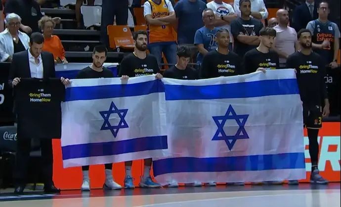 שחקני מכבי תל אביב בדקת דומיה לזכר קורבנות הטבח בדרום