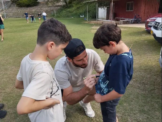 שחקן הפועל באר שבע תומר חמד מבקר את מפוני קיבוץ נחל עוז