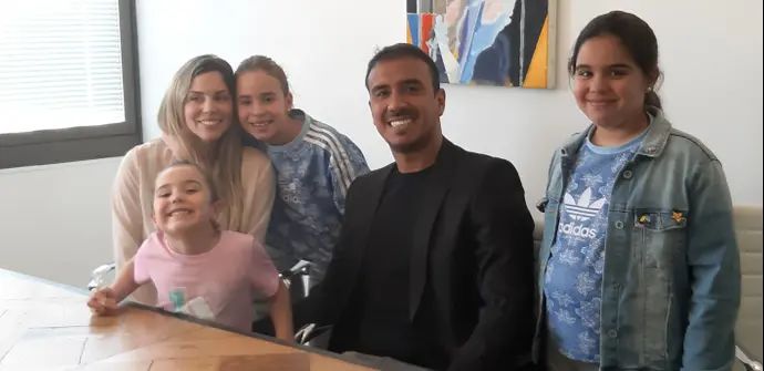 הכדורגלן פדרו גלבאן עם בני משפחתו אחרי קבלת היתר העבודה בישראל