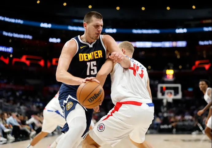 שחקן דנבר נאגטס ניקולה יוקיץ' נגד לוס אנג'לס קליפרס