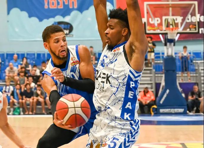 שחקן מכבי עירוני רמת גן קנדל מקולום מול שחקן בני הרצליה ג'סטין סיימון