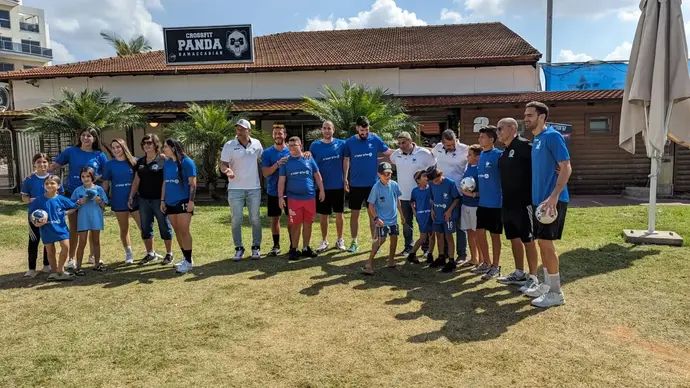 שחקני נבחרות ישראל בכדוריד עם מפוני העוטף