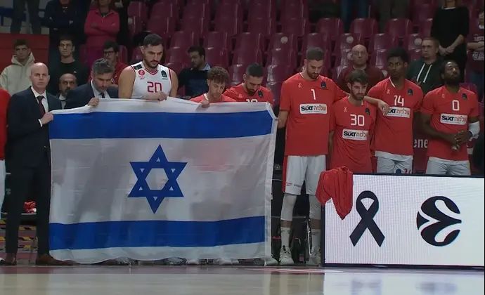 שחקני הפועל תל אביב בעת דקת הדומיה בוונציה