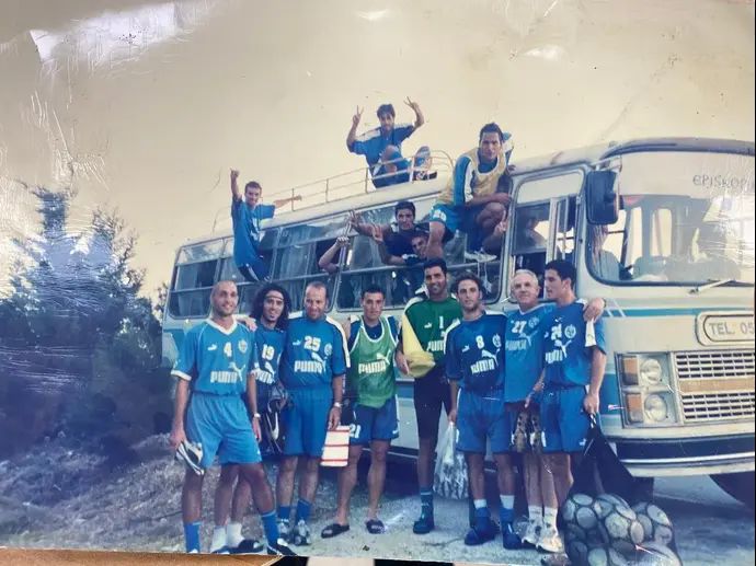 ליאור אסולין עם שחקני מכבי הרצליה