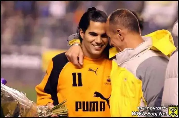 ליאור אסולין חלוץ בני יהודה מקבל חיבוק מאיר הרוש איש משק בית"ר ירושלים (אסף שקד)