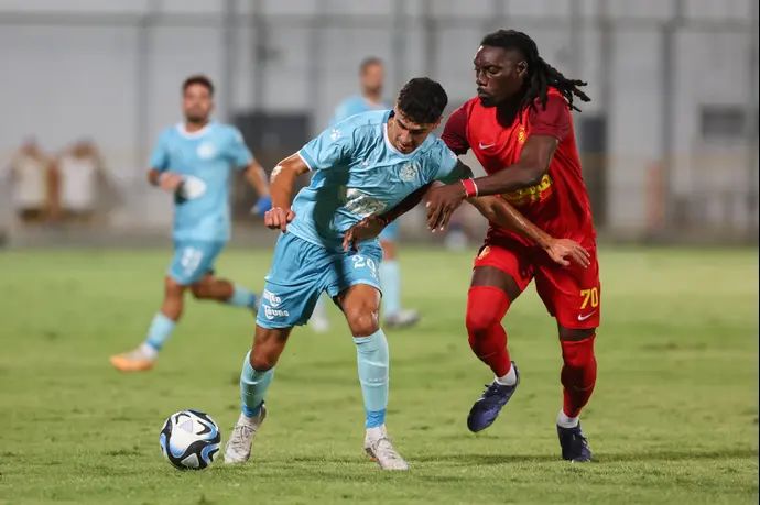 ג'ורדן בוטאקה שחקן מ.ס. אשדוד מול גיא דזנט שחקן מכבי פתח תקוה