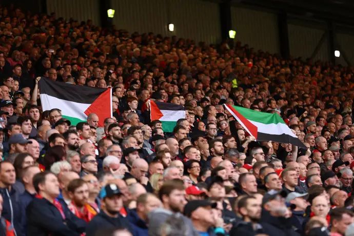 דגלי פלסטין באצטדיון אנפילד