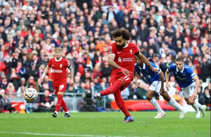 שחקן ליברפול, מוחמד סלאח, כובש בפנדל