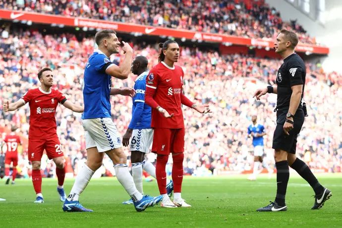 השופט קרייג פוסון ליד שחקן ליברפול דרווין נונייס ושחקן אברטון ג'יימס טרקובסקי